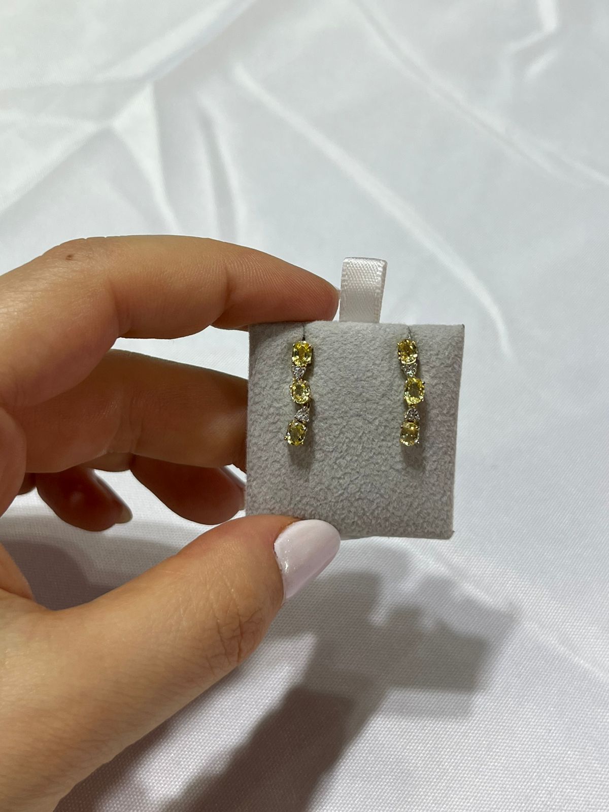 Aretes de Oro Amarillo 14K con Diamante y Zafiro
