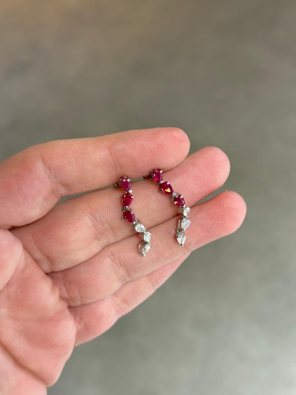 Aretes de Oro Blanco 14K con Diamante y Rubí