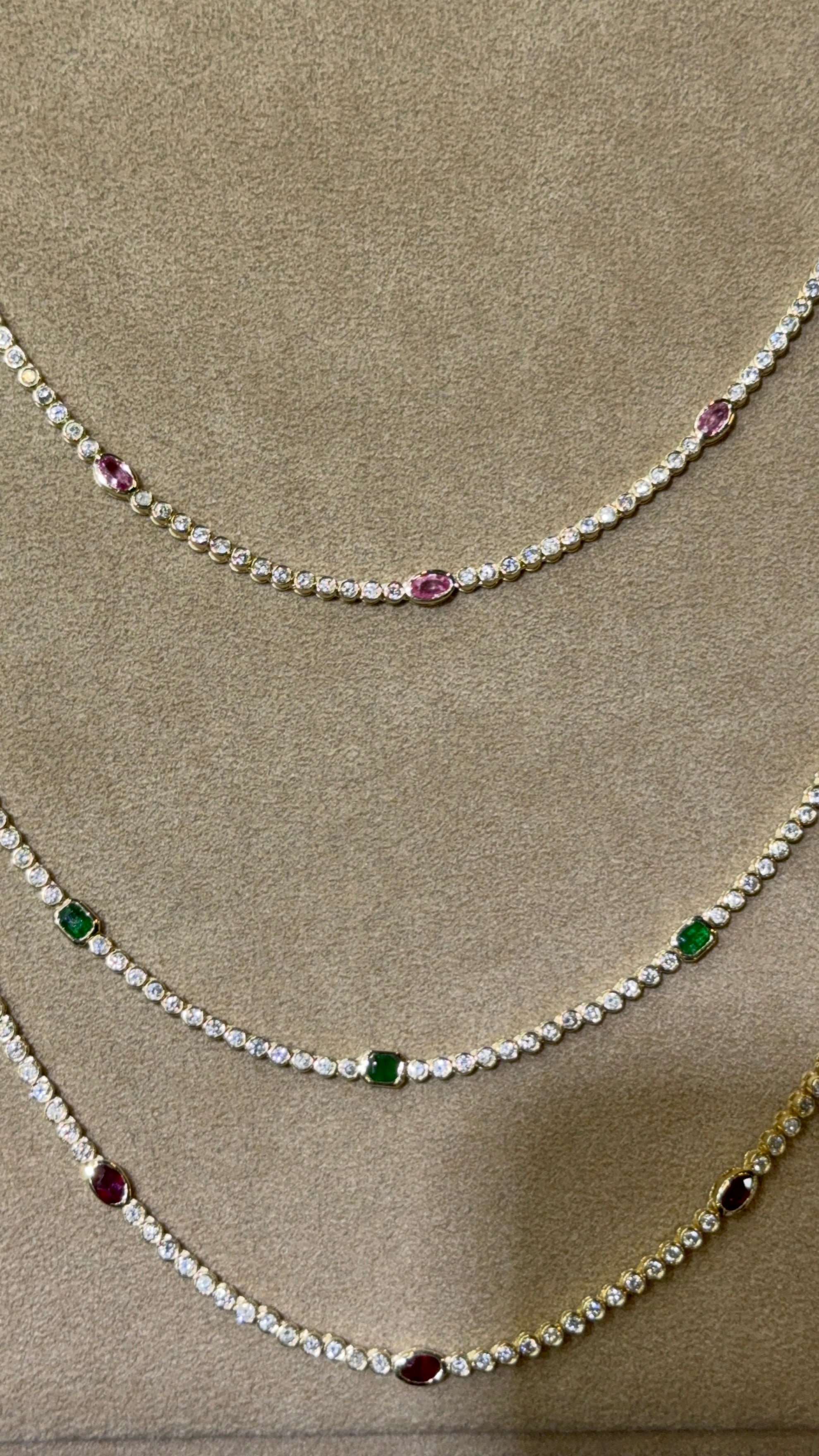Collar de Oro Amarillo 14K con Diamante, Esmeralda, Rubí y Zafiro