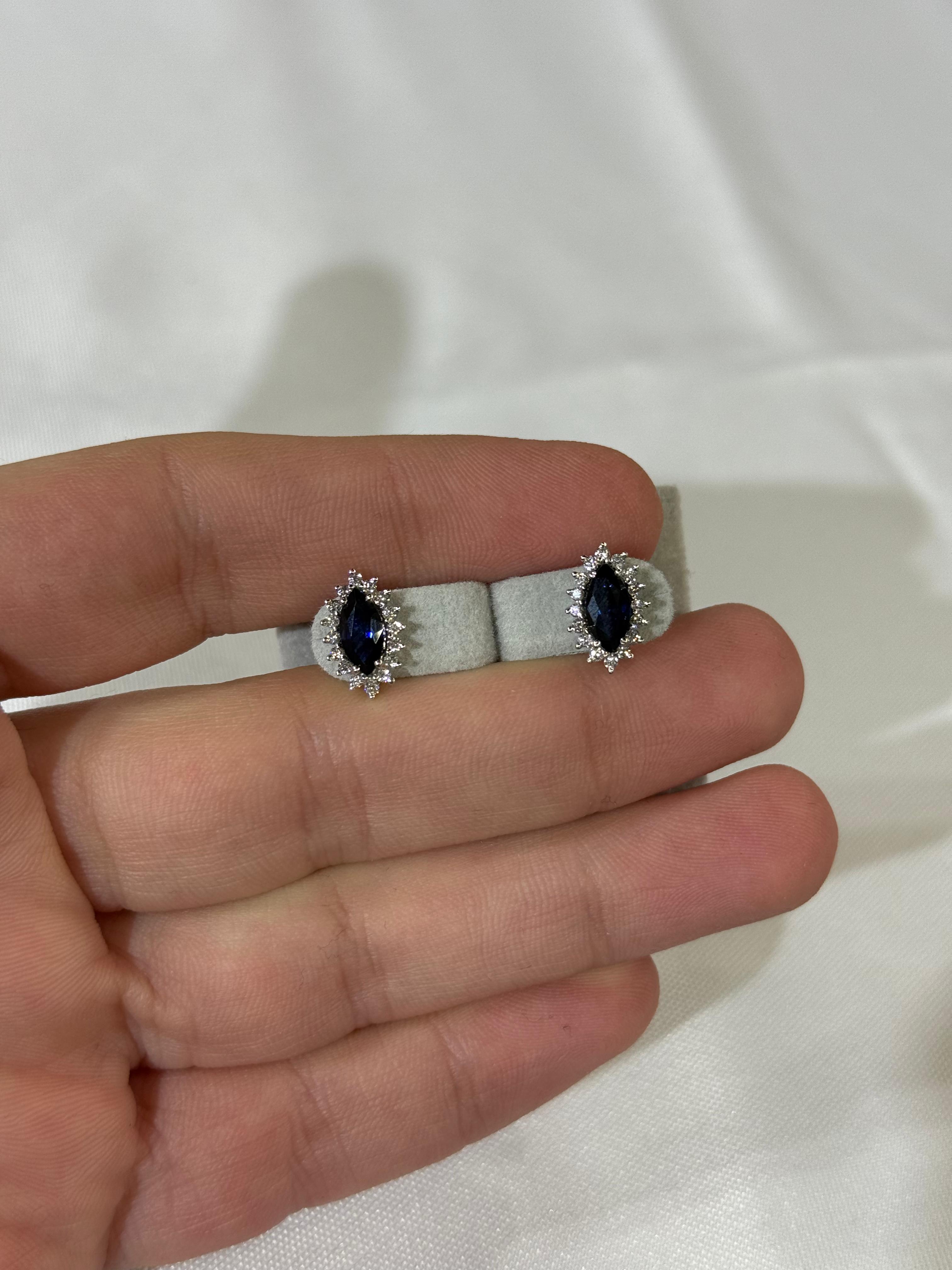 Aretes de Oro Blanco 14K con Diamante y Zafiro