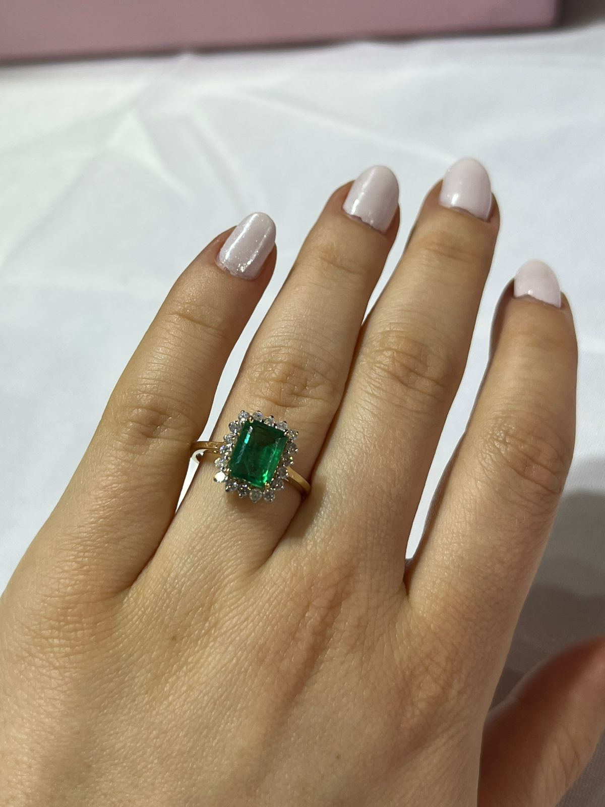 Anillo de Oro Amarillo 14K con Diamante y Esmeralda