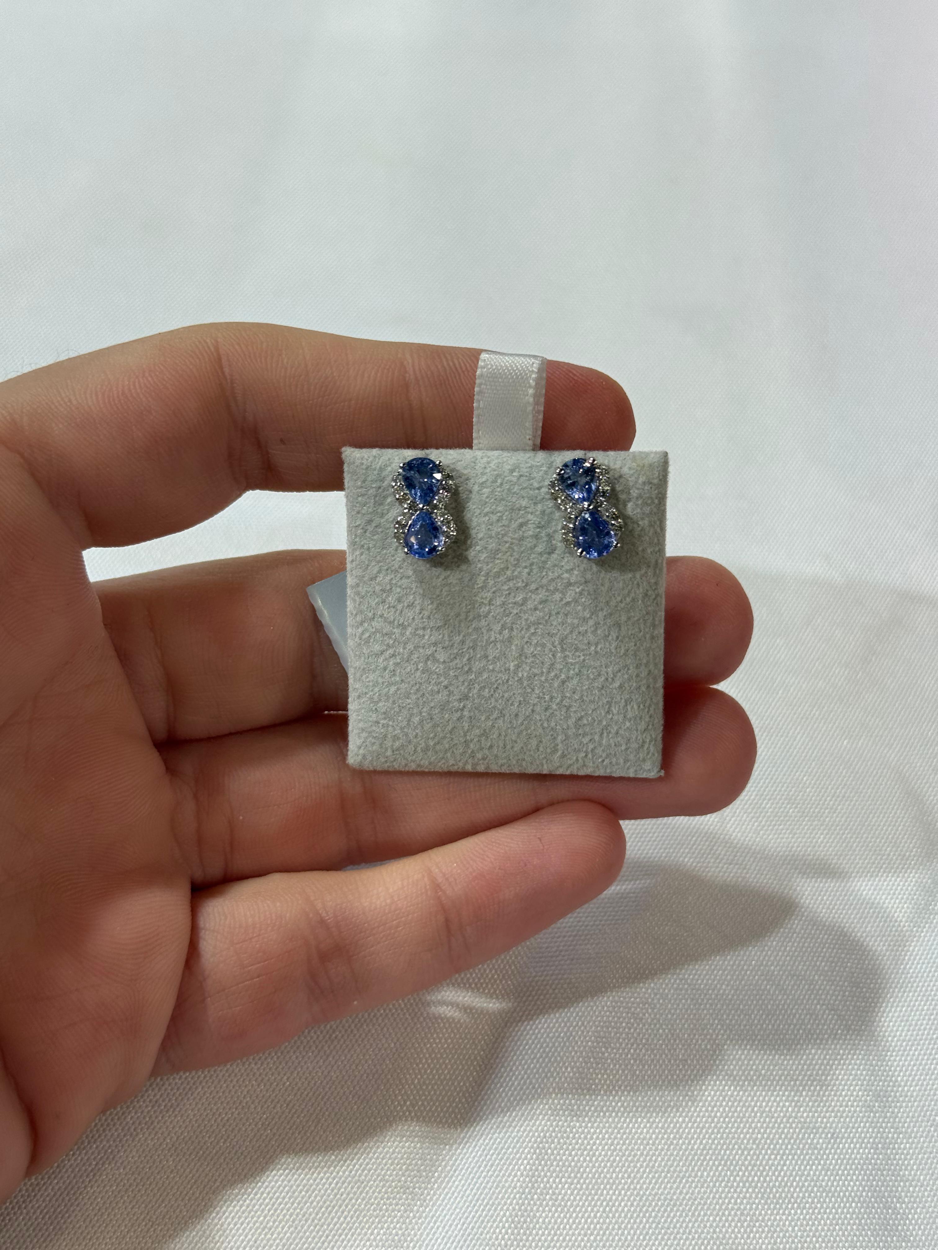 Aretes de Oro Blanco 14K con Diamante y Zafiro
