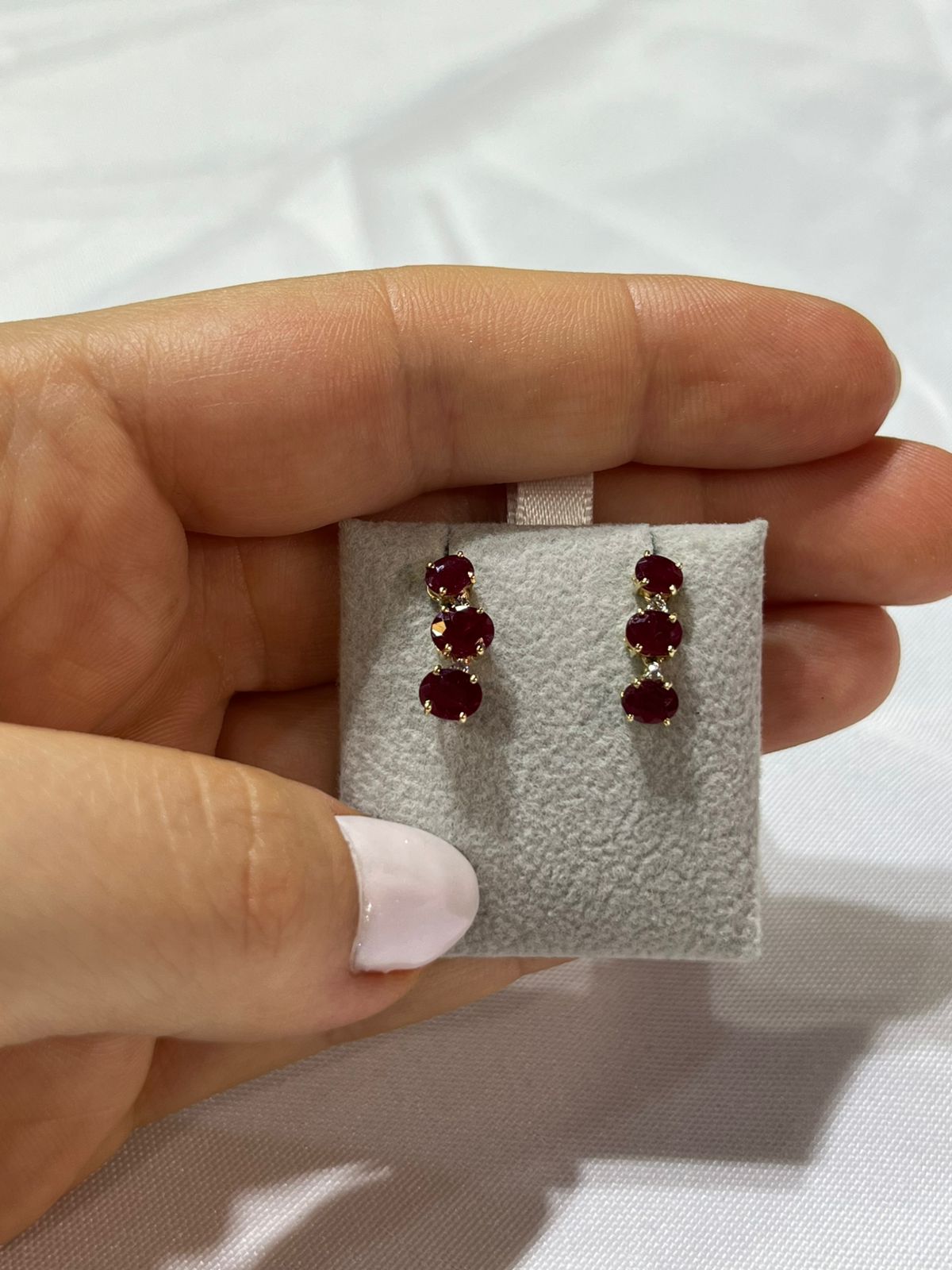 Aretes de Oro Amarillo 14K con Diamante y Rubí