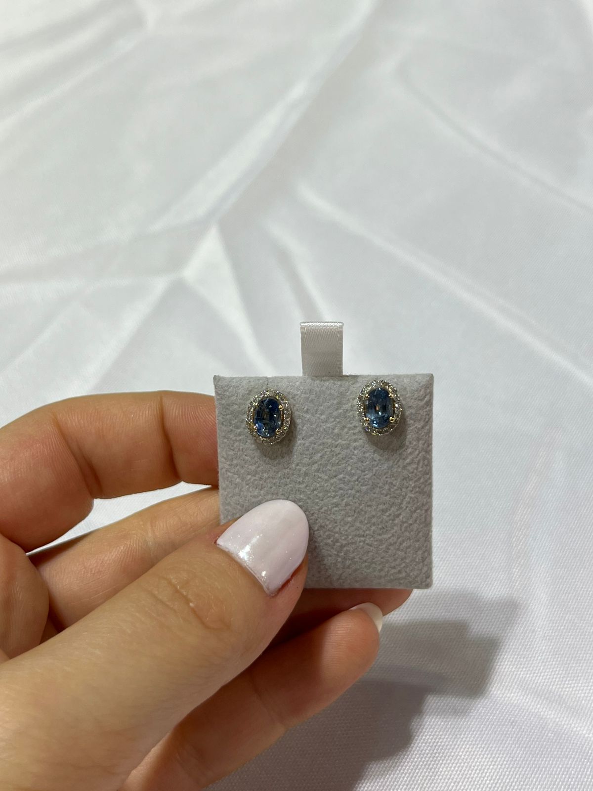 Aretes de Oro Amarillo 14K con Diamante y Zafiro