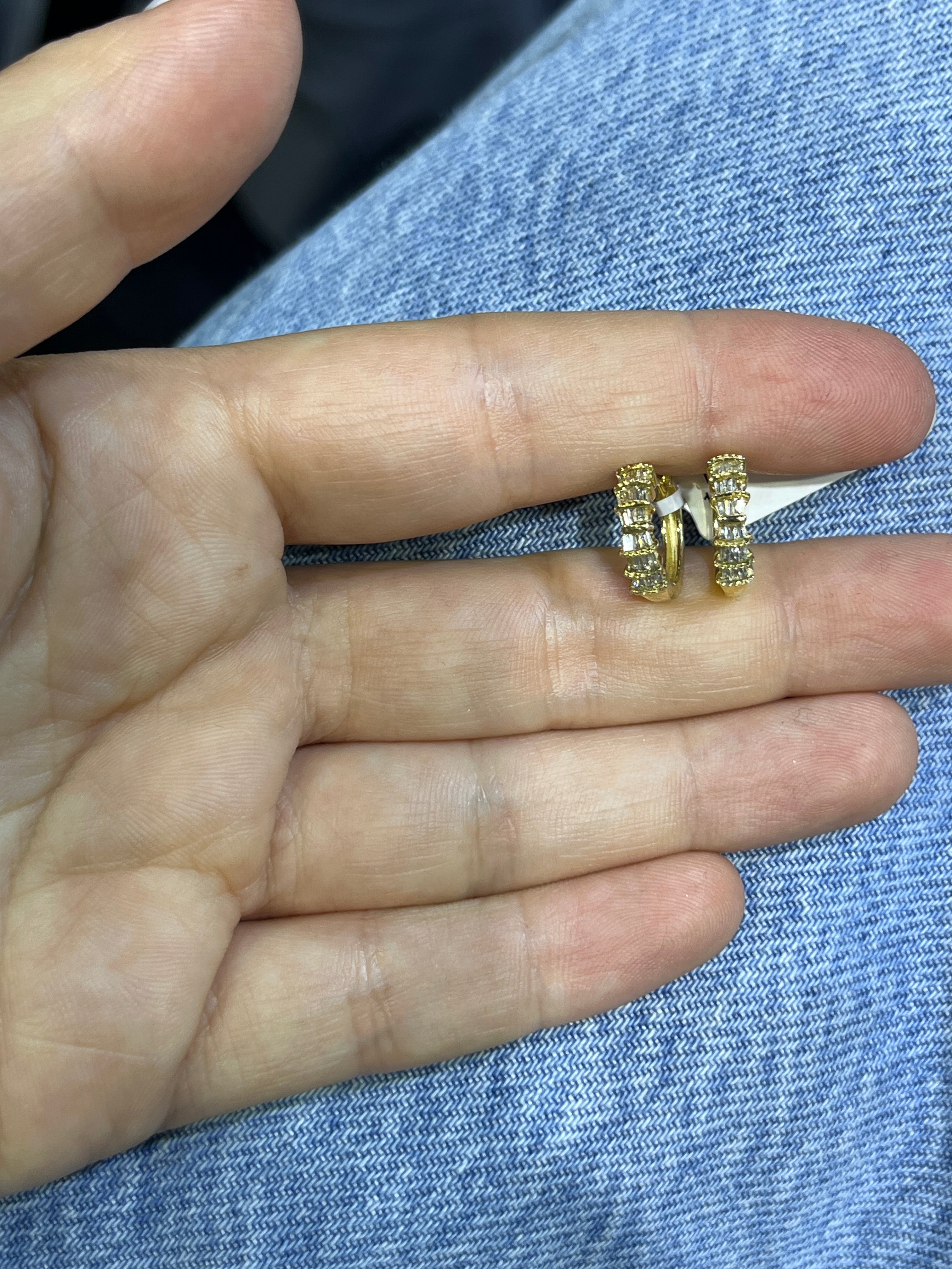 Aretes de Oro Amarillo 14K con Diamante