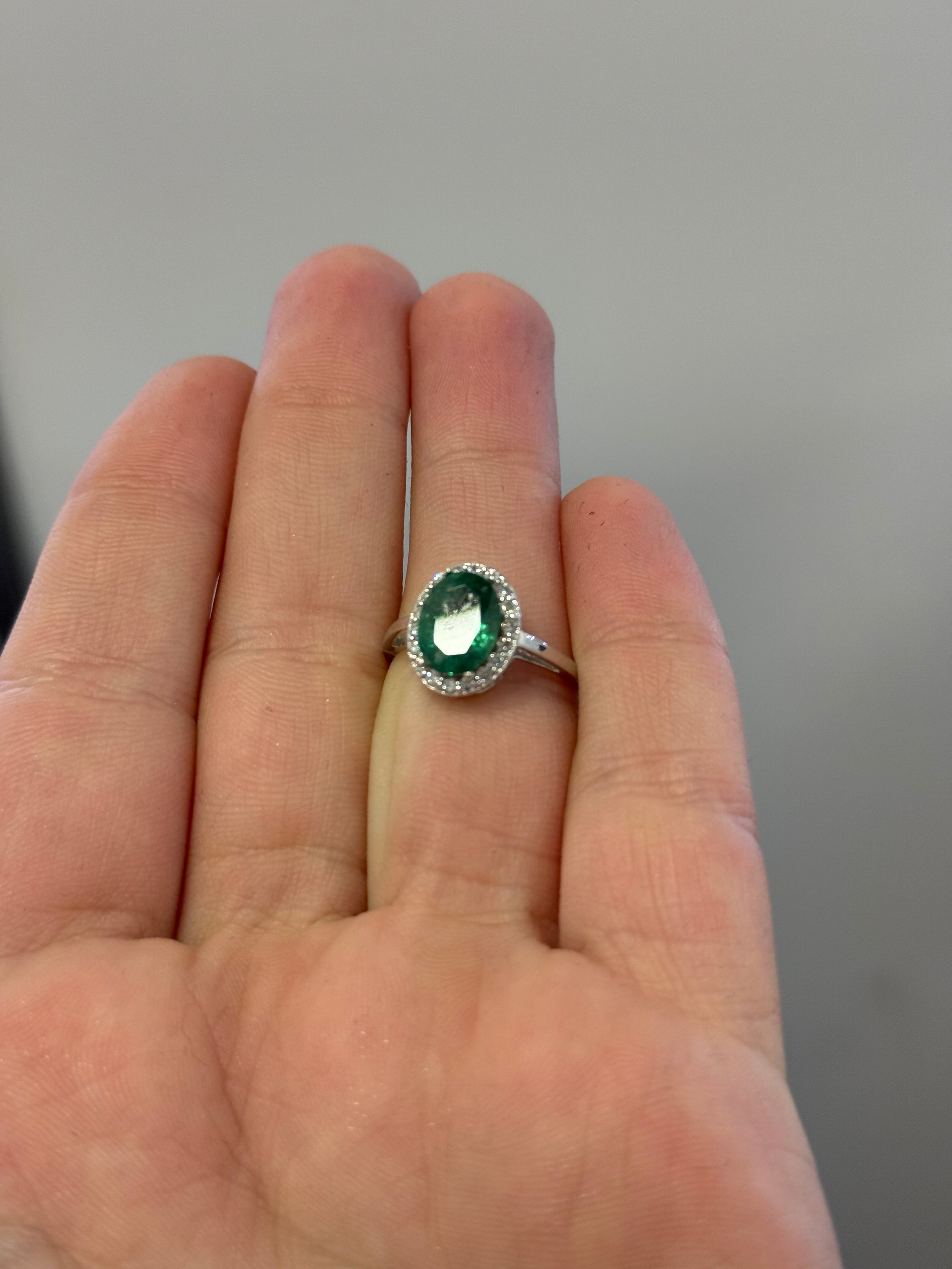 Anillo de Oro Blanco 14K con Diamante y Esmeralda