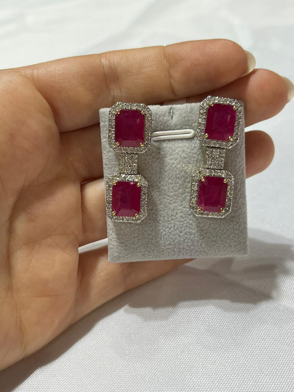 Aretes de Oro Amarillo 18K con Diamante y Rubí