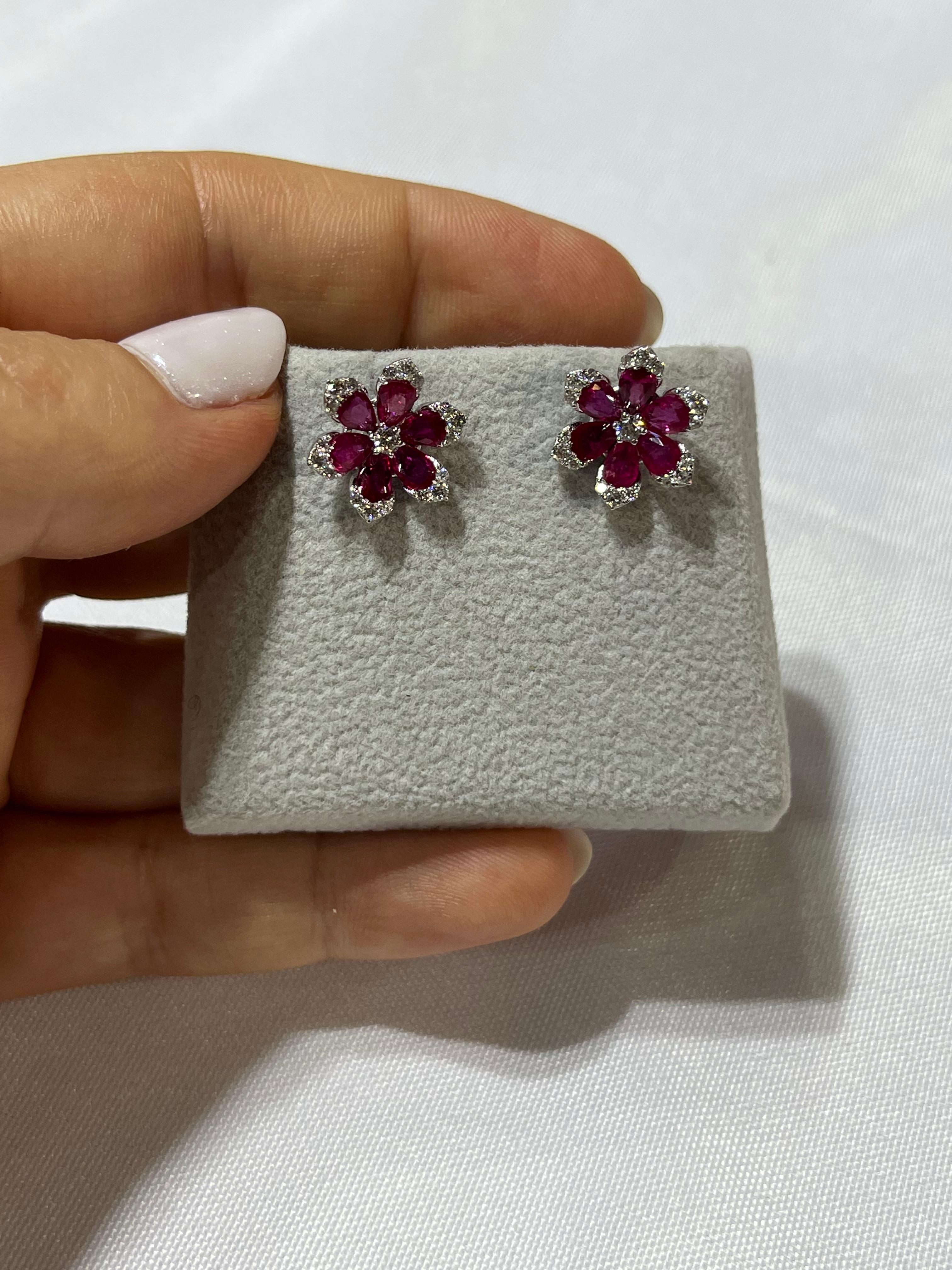 Aretes de Oro Blanco 18K con Diamante y Rubí