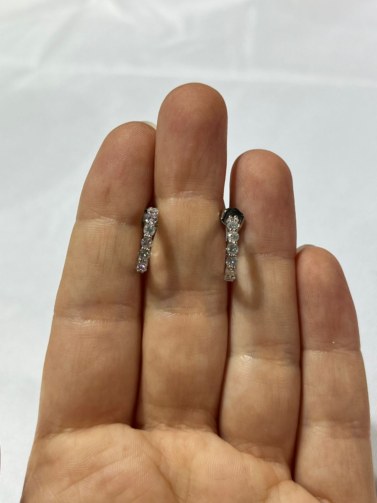 Aretes de Oro Blanco 14K con Diamante