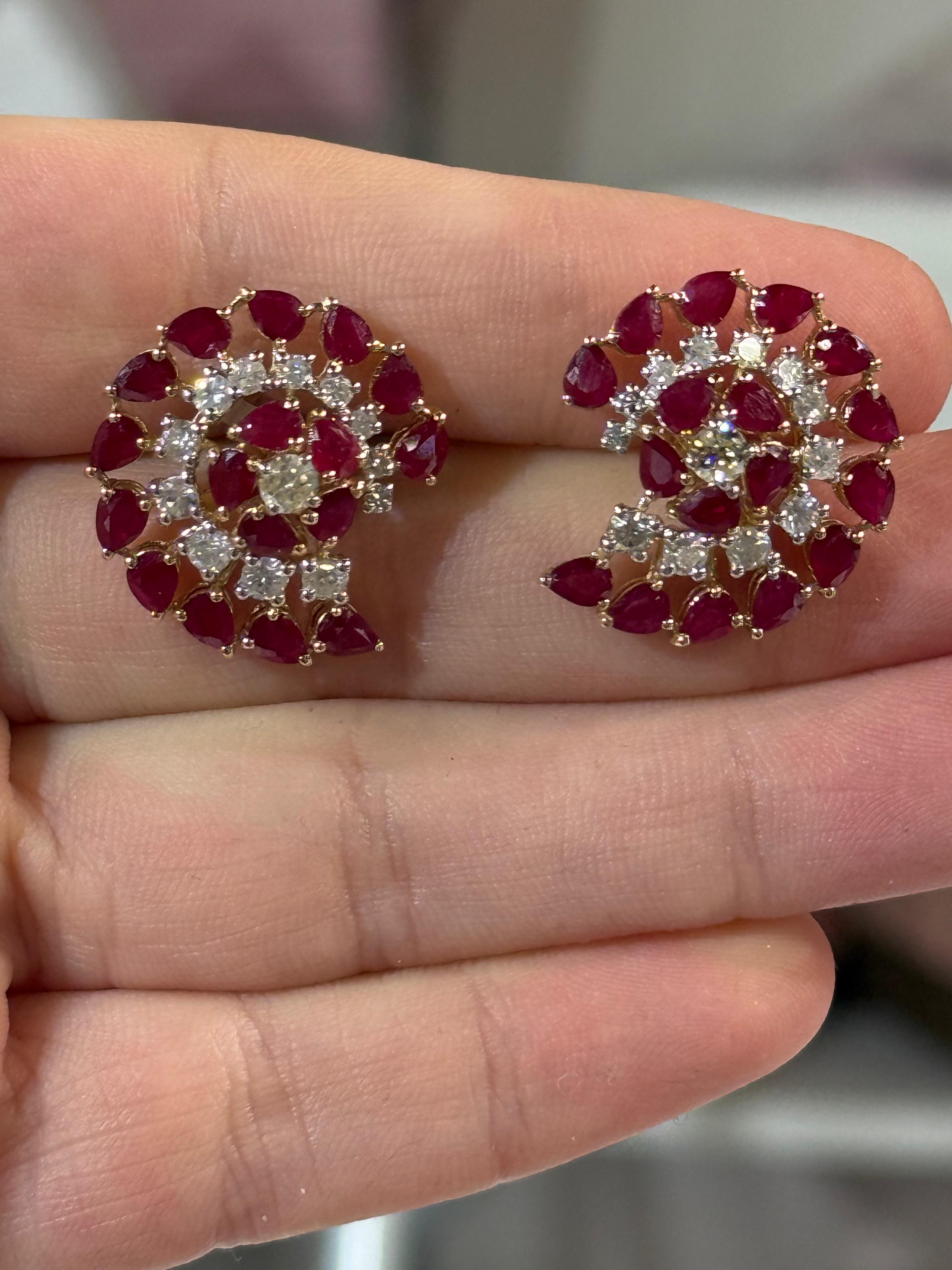 Aretes de Oro Amarillo 14K con Diamante y Rubí