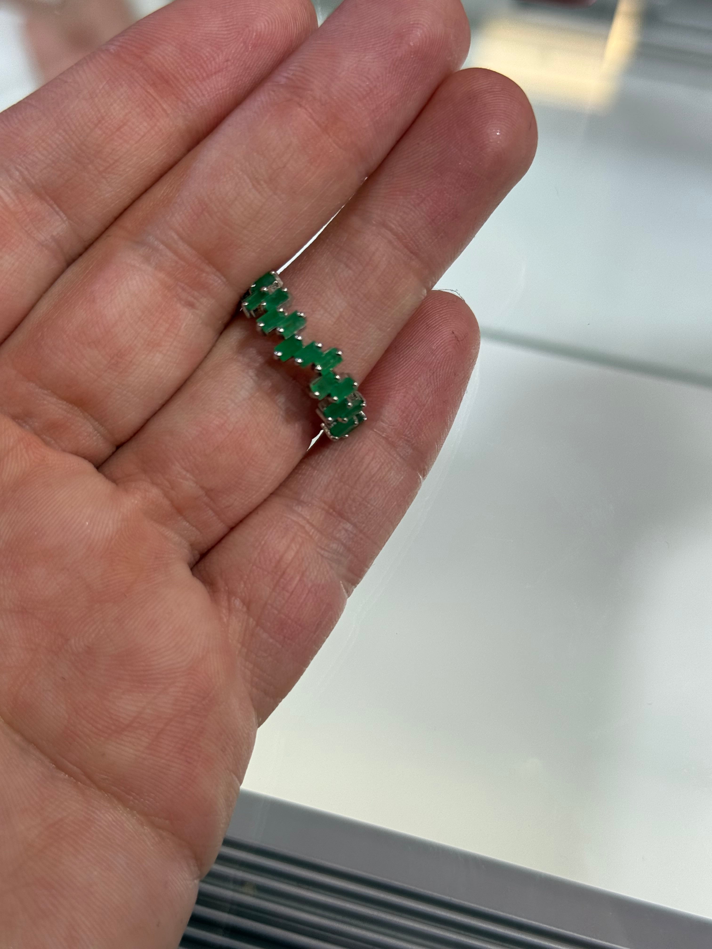 Anillo de Oro Blanco 14K con Esmeralda