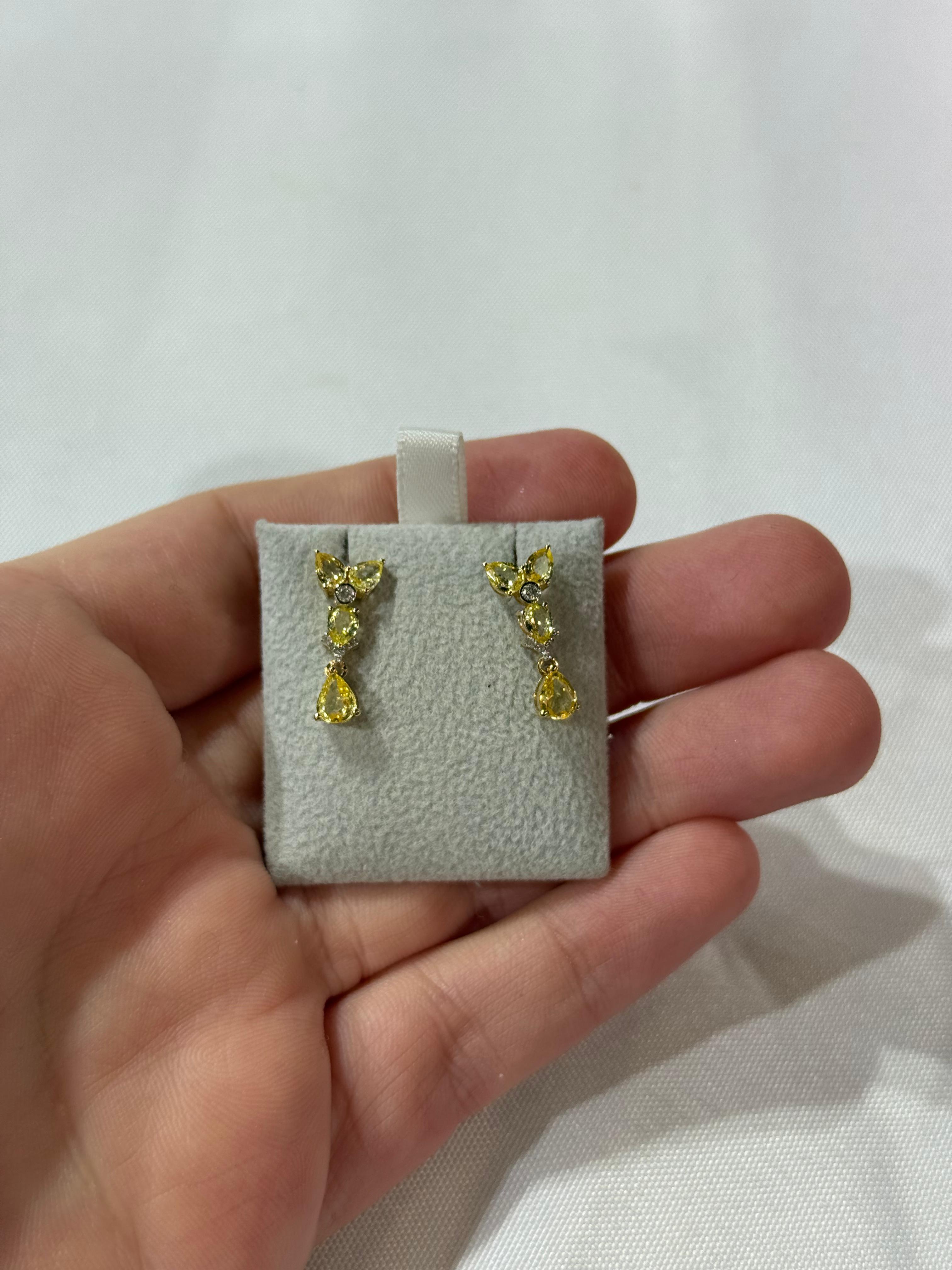 Aretes de Oro Blanco 14K con Diamante y Zafiro Amarillo