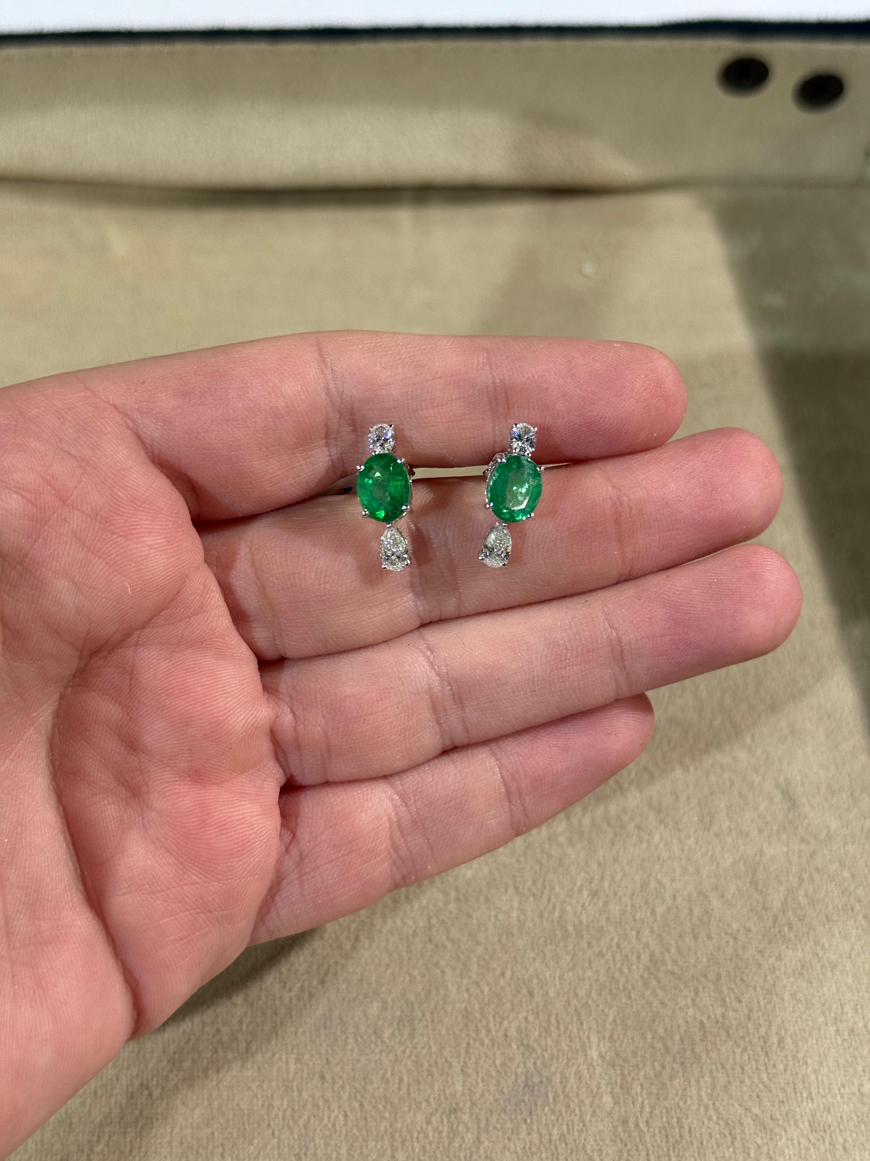 Aretes de Oro Blanco 14K con Diamante y Esmeralda