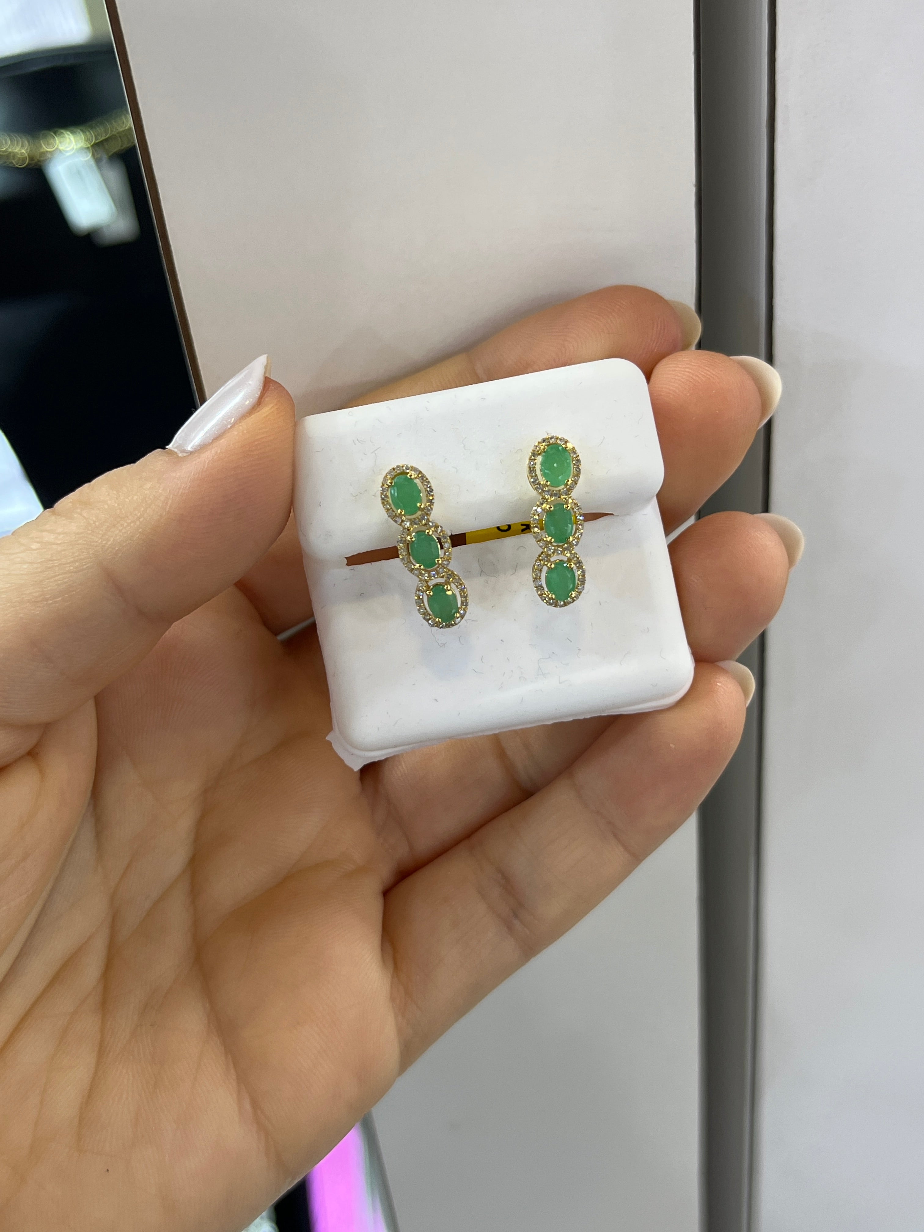 Aretes de Oro Amarillo 14K con Esmeralda