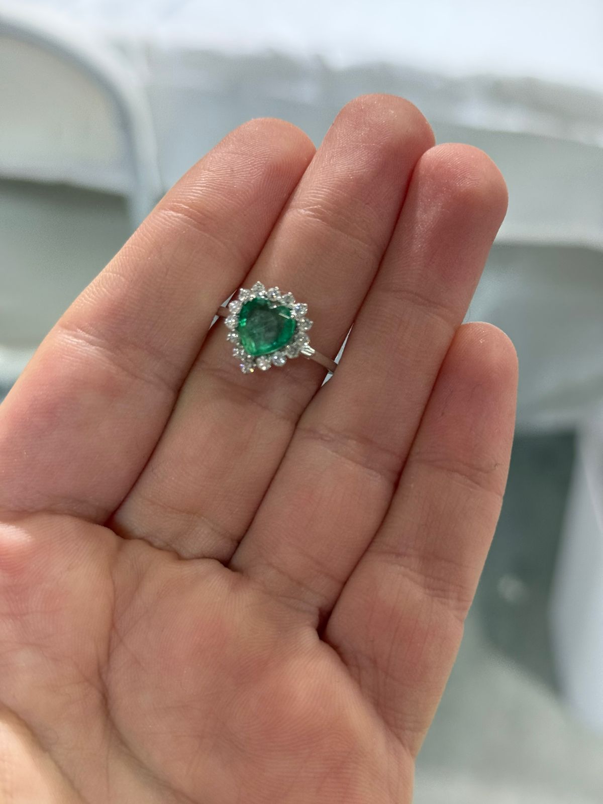 Anillo de Oro Blanco 14K con Diamante y Esmeralda