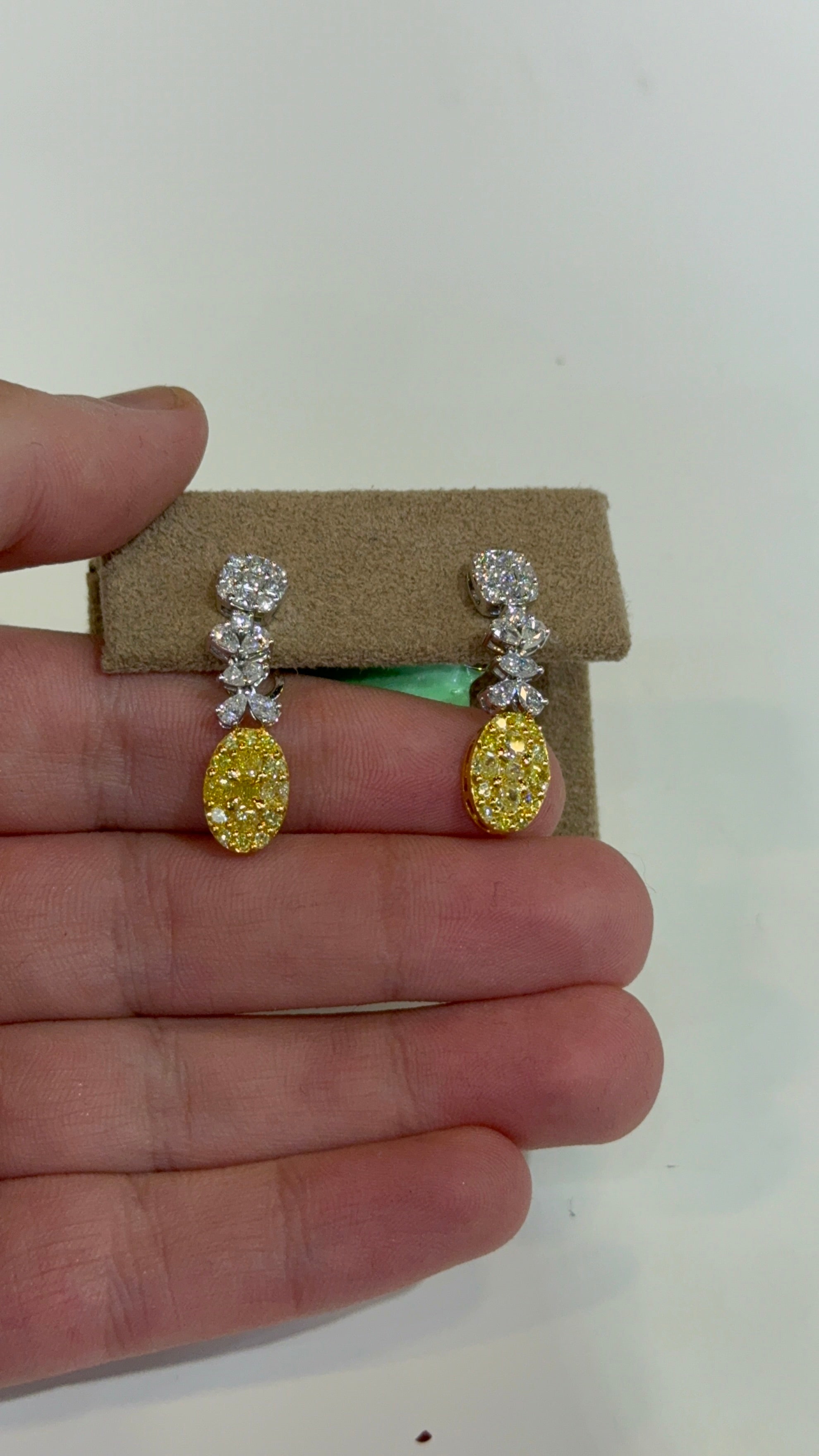 Aretes de Oro Blanco 14K con Diamante