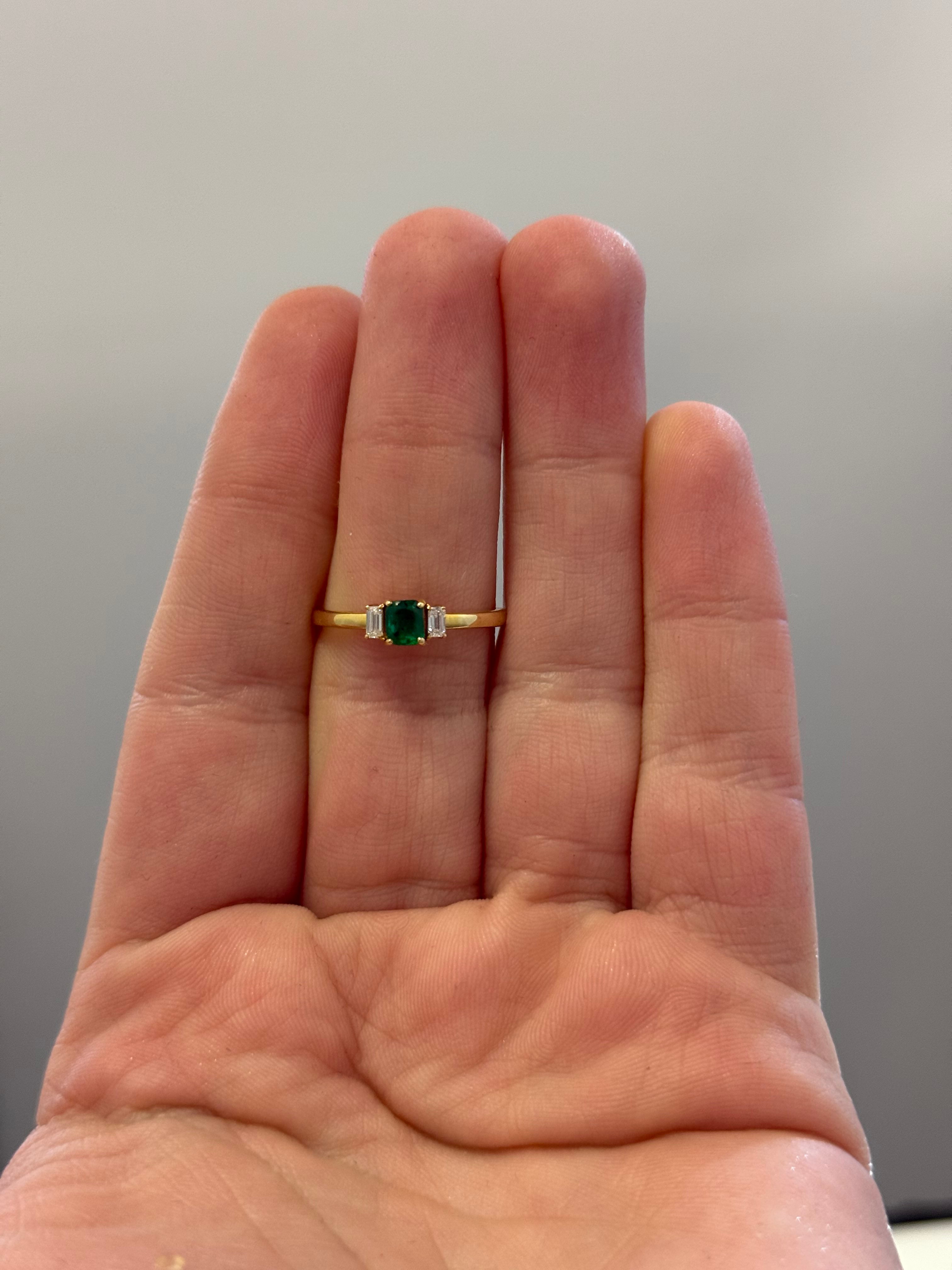 Anillo de Oro Amarillo 14K con Diamante y Esmeralda