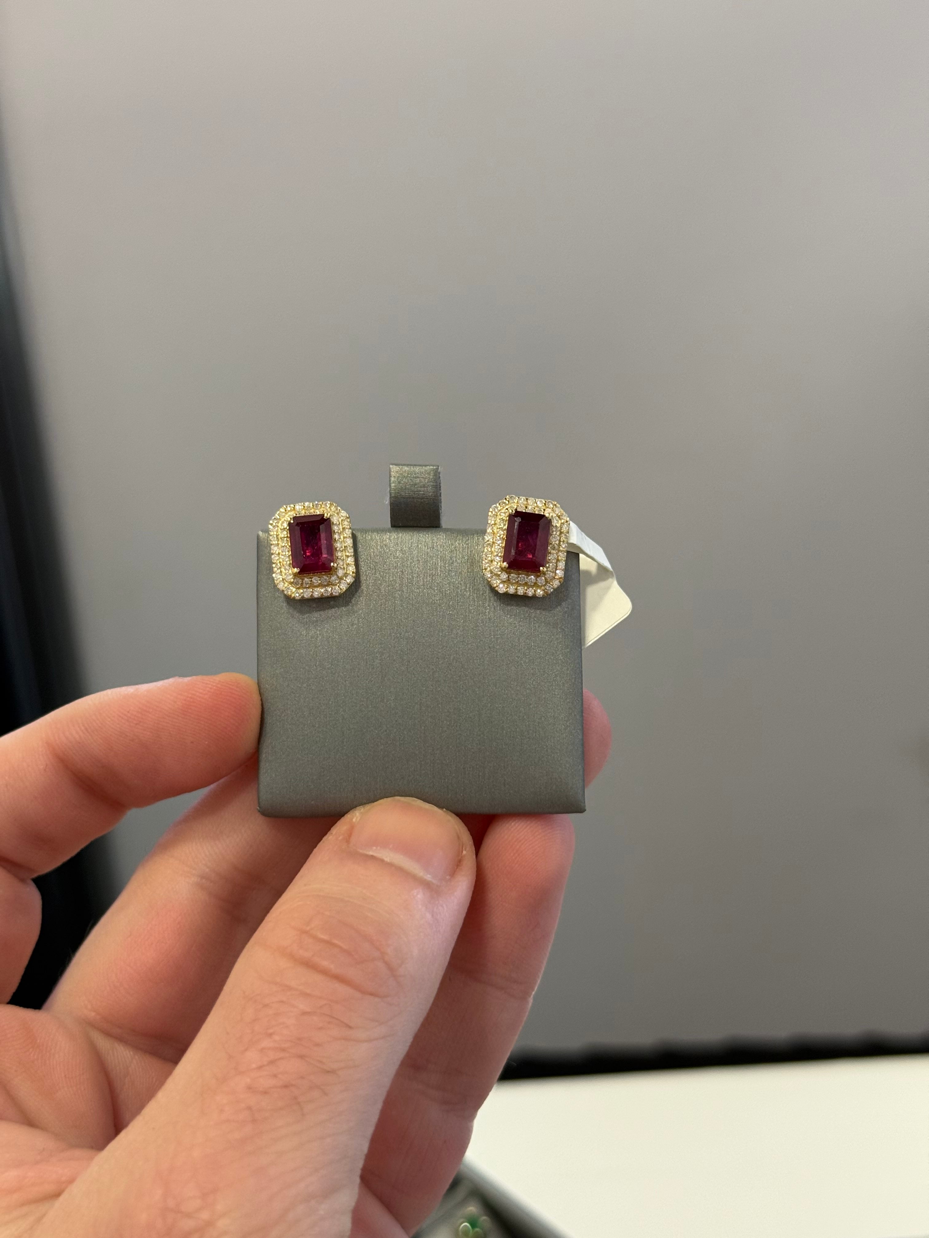 Aretes de Oro Amarillo 14K con Diamante y Rubí
