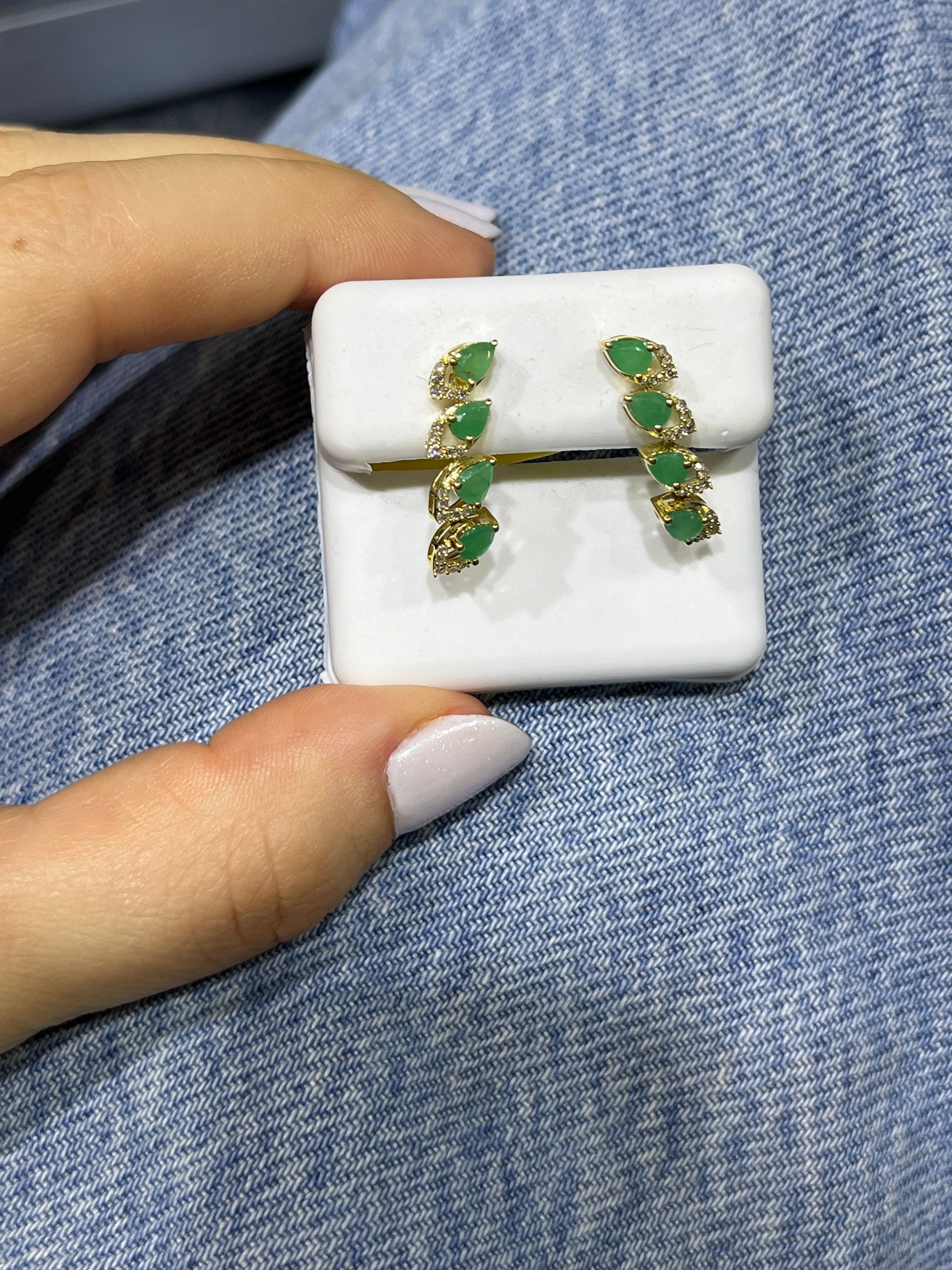 Aretes de Oro Amarillo 14K con Diamante y Esmeralda