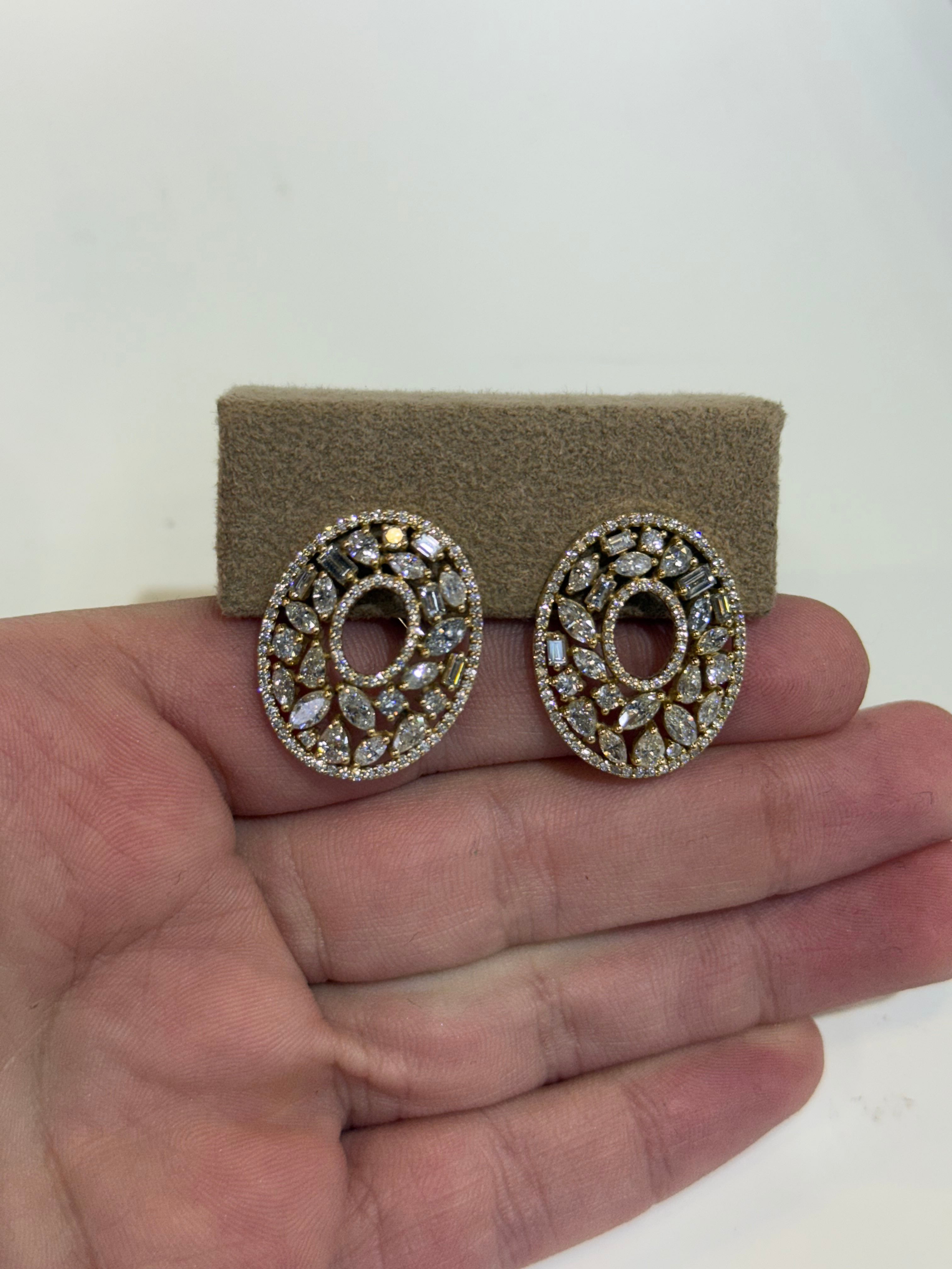 Aretes de Oro Amarillo 14K con Diamante