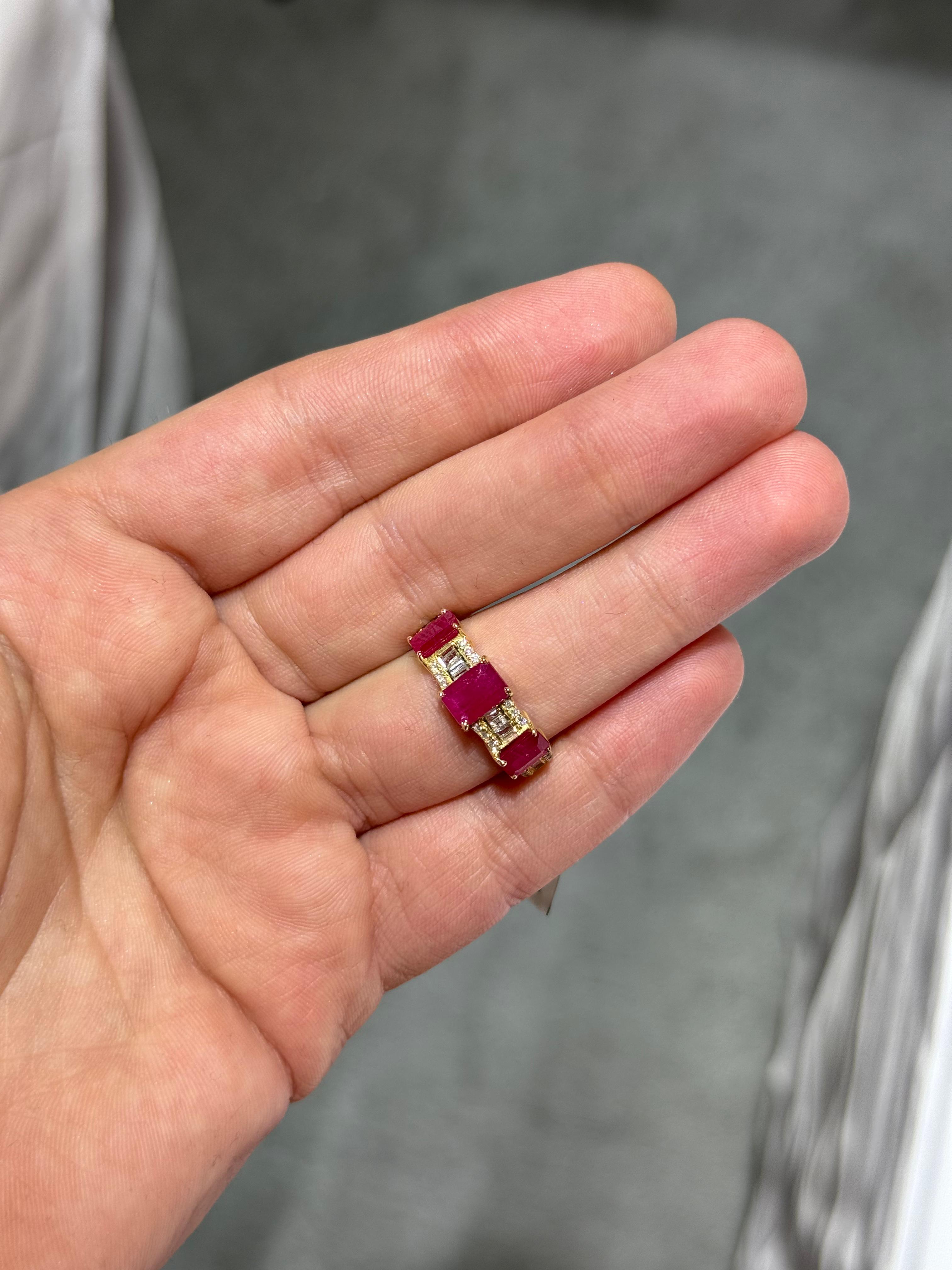 Anillo de Oro Amarillo 14K con Diamante y Rubí