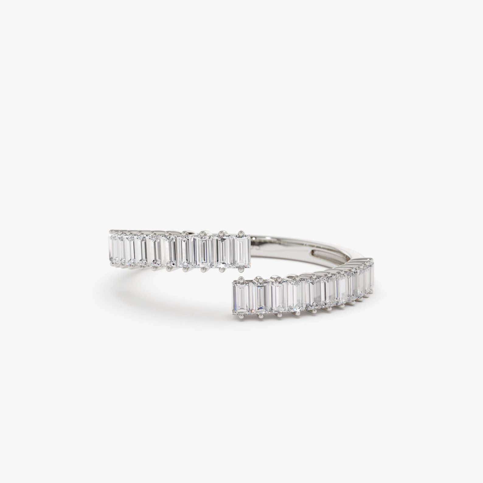 Anillo Abierto Con Diamantes En Forma De Baguette En Oro Blanco De 14 K 0.68Ct