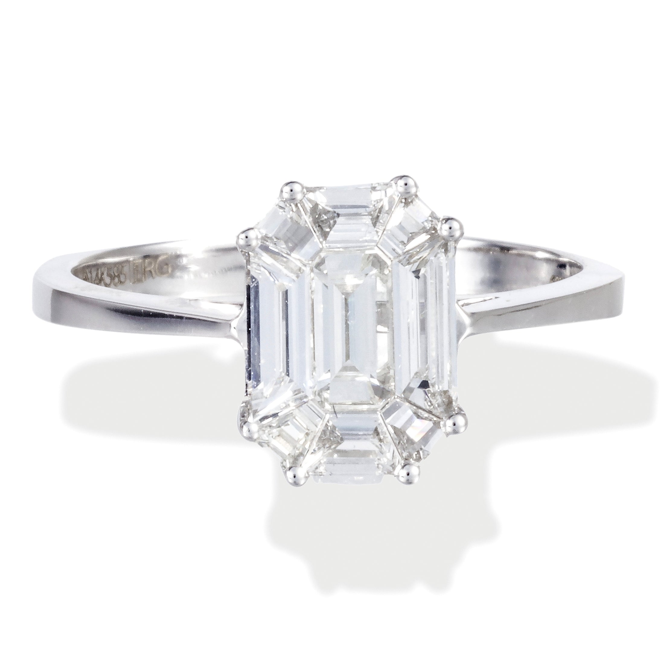 Anillo Corte Pie Con Forma De Esmeralda Y Diamantes 0.69 TCW.