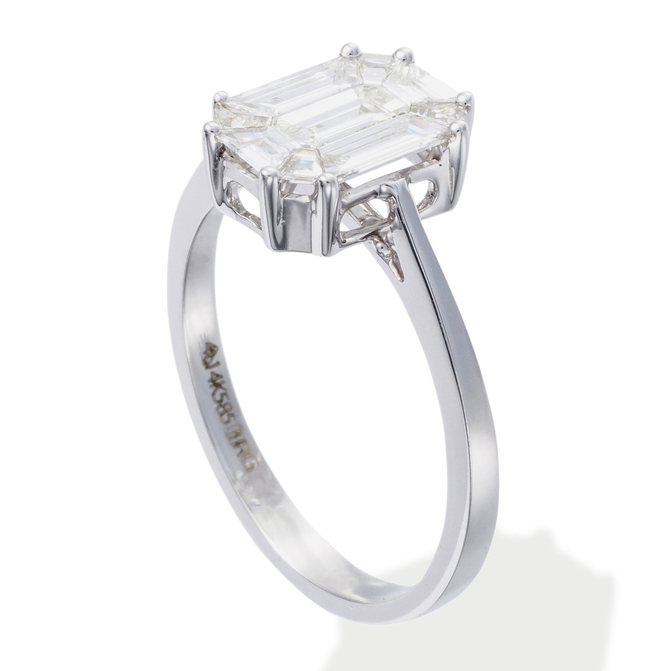 Anillo Corte Pie Con Forma De Esmeralda Y Diamantes 0.69 TCW.