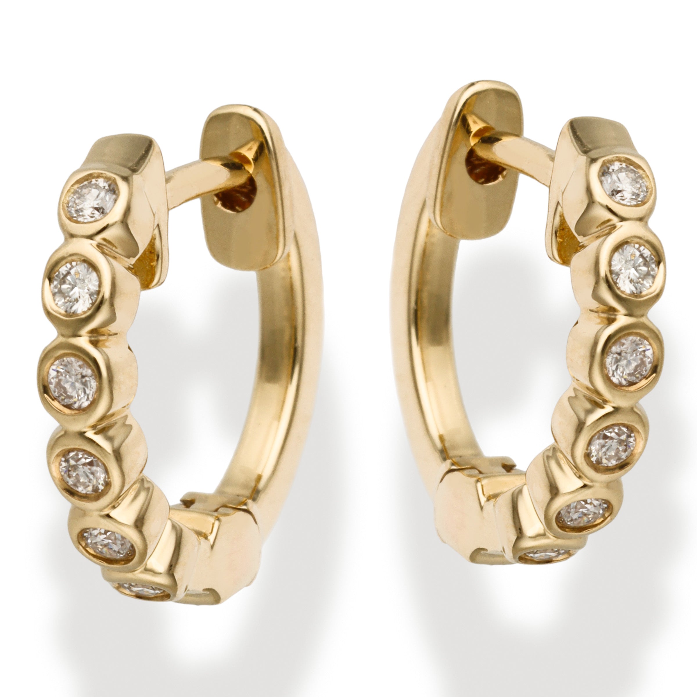 14K. Pendientes Huggies De Diamantes 12 Mm  0.09 TCW.