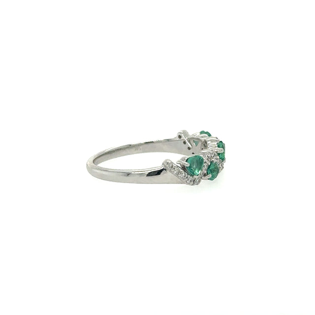 Anillo De Oro Blanco Con Esmeralda Y Diamantes 0.69 Ct.