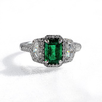 Anillo De Oro Blanco De 18 Quilates Con Esmeraldas Y Diamantes 2.19 Ct.
